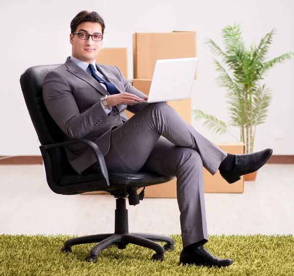 Empresario sentado en la silla en la oficina —  Fotos de Stock