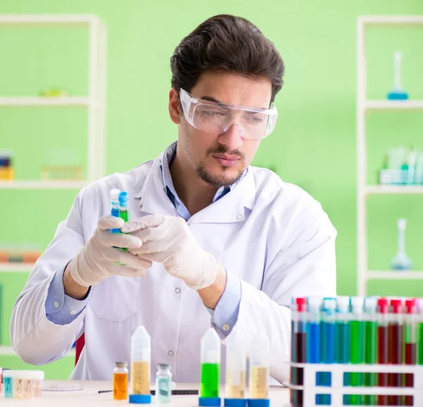 Hombre químico trabajando en el laboratorio — Foto de Stock