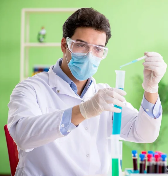 Člověk chemik pracující v laboratoři — Stock fotografie