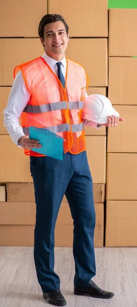 Empreiteiro homem que trabalha no serviço de realocação de entrega de caixa — Fotografia de Stock