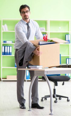 Erkek işçi işten çıkarıldıktan sonra eşyalarını topluyor.