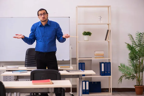 Joven profesor delante de pizarra — Foto de Stock