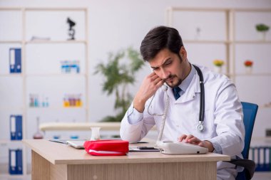 Teletıp konseptinde genç bir doktor.