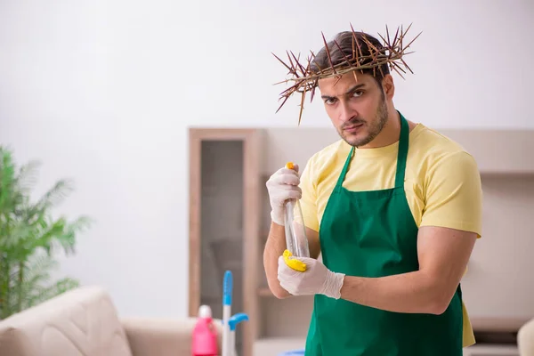 Fiatal férfi vállalkozó visel szúrós koszorú a fej tisztítása. — Stock Fotó