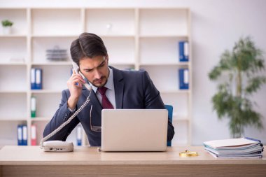 Ofiste çalışan genç bir erkek.