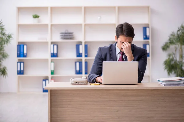 Jeune employé masculin travaillant au bureau — Photo