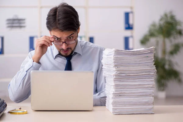 Junge Geschäftsmann Mitarbeiter unzufrieden mit übermäßiger Arbeit in der der — Stockfoto