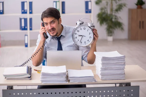 Junge Geschäftsmann Mitarbeiter unzufrieden mit übermäßiger Arbeit in der der — Stockfoto