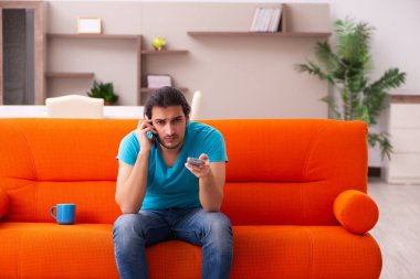 Genç erkek öğrenci salgın sırasında evde oturuyor.