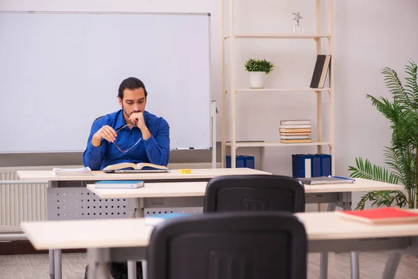 Junger männlicher Lehrer vor Whiteboard — Stockfoto