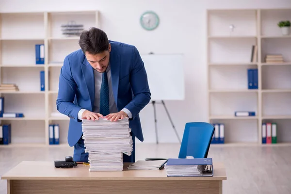 Junge männliche Angestellte unzufrieden mit exzessiver Arbeit im Büro — Stockfoto