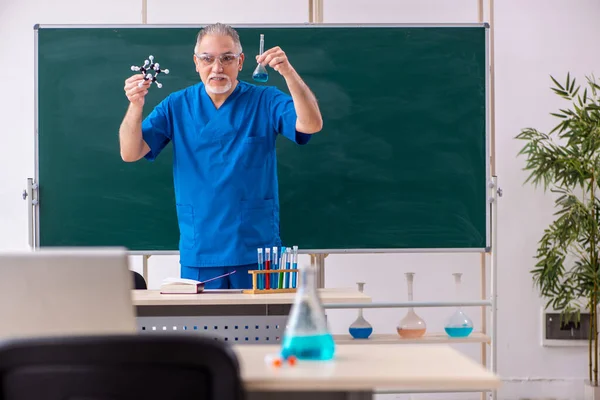 Viejo profesor químico en el aula —  Fotos de Stock