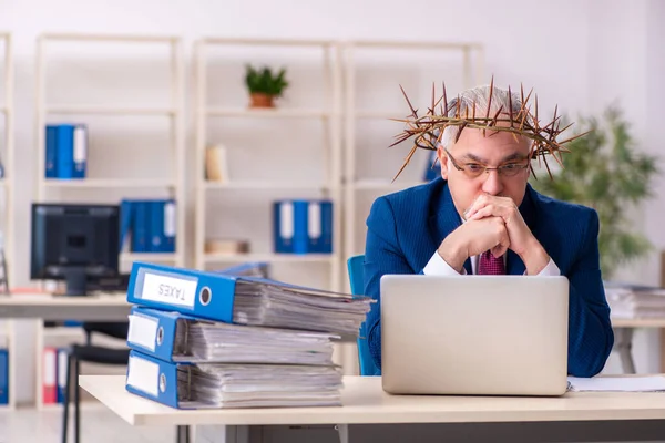 Alter männlicher Angestellter trägt stacheligen Kranz auf dem Kopf — Stockfoto