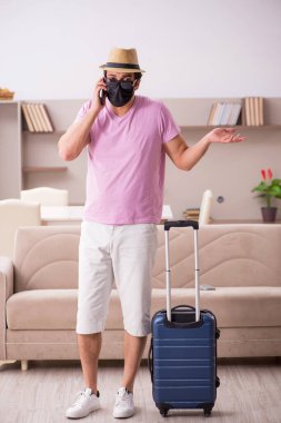 Genç adam salgın sırasında eve gitmeye hazırlanıyor.