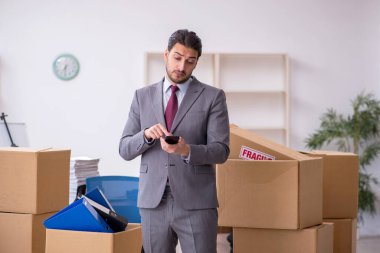 Taşınma konseptinde çalışan genç bir erkek.