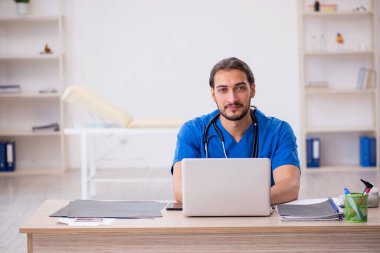 Teletıp konseptinde genç bir doktor.