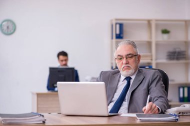 Ofiste çalışan iki erkek çalışan.