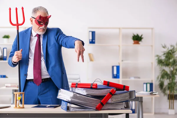 Vecchio dipendente diavolo maschile con dinamite in ufficio — Foto Stock