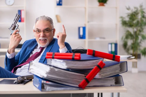 Velho funcionário masculino com dinamite no escritório — Fotografia de Stock