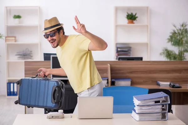 직장에서 여행 준비를 하고 있는 젊은 남성 고용인 — 스톡 사진