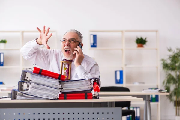 Старий чоловік працівник з динамітом в офісі — стокове фото