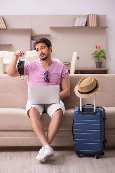 Jeune homme se préparant pour le voyage à la maison pendant la pandémie — Photo