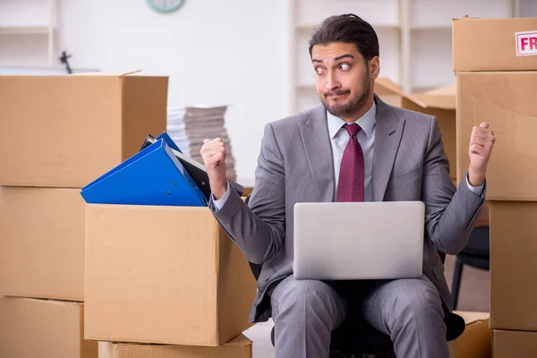 Junge männliche Mitarbeiter im Umzugskonzept — Stockfoto