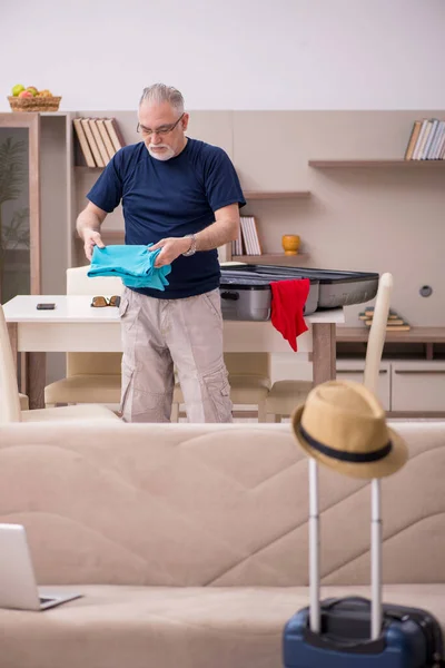 Viejo preparándose para el viaje a casa —  Fotos de Stock