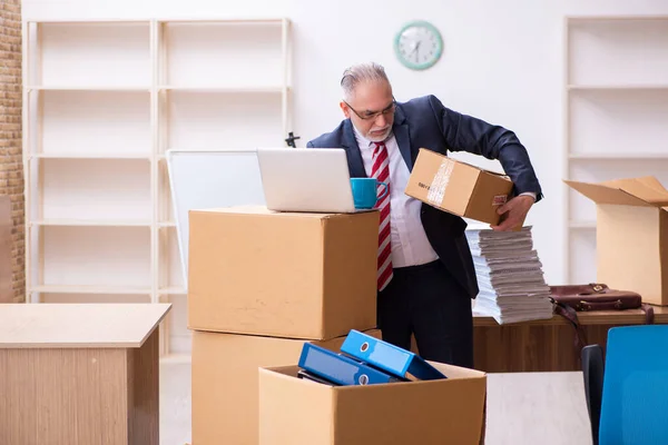 Velho empresário empregado no conceito de realocação — Fotografia de Stock