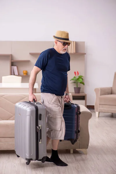 Old man preparing for trip at home — Stock Photo, Image