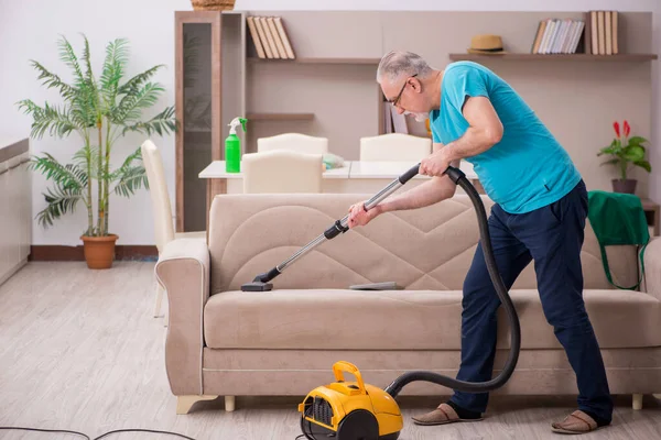 Velho limpando a casa — Fotografia de Stock