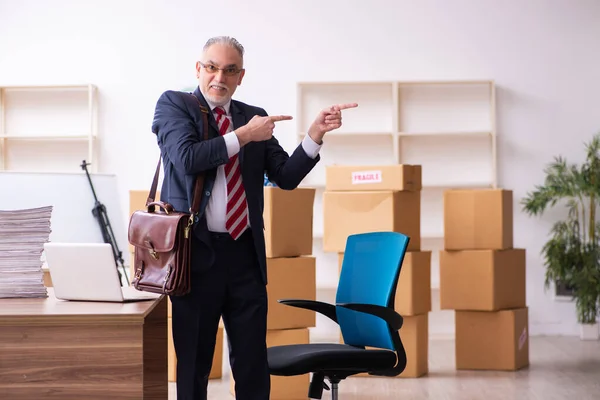 Antiguo empleado de negocios en concepto de reubicación —  Fotos de Stock