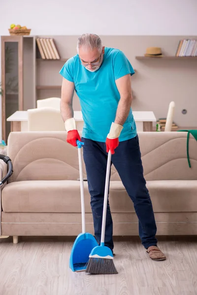 Velho limpando a casa — Fotografia de Stock