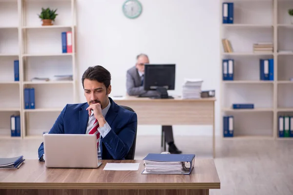 Deux employés masculins travaillant dans le bureau — Photo