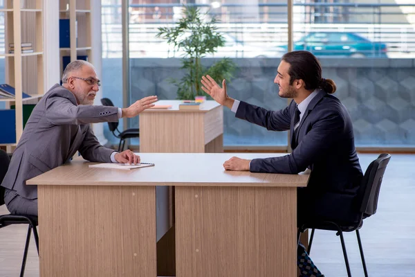 Due uomini d'affari che discutono di progetto aziendale — Foto Stock