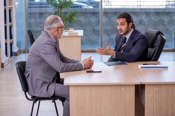 Dois homens de negócios discutindo projeto de negócios — Fotografia de Stock