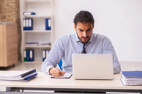 Joven empleado masculino que trabaja en la oficina — Foto de Stock