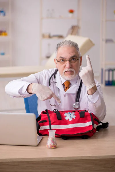 Stary lekarz w koncepcji pierwszej pomocy — Zdjęcie stockowe