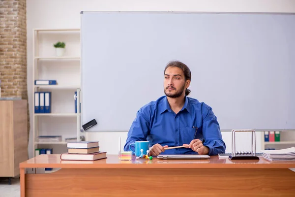 Junge männliche Lehrer Physiker sitzt im Klassenzimmer — Stockfoto