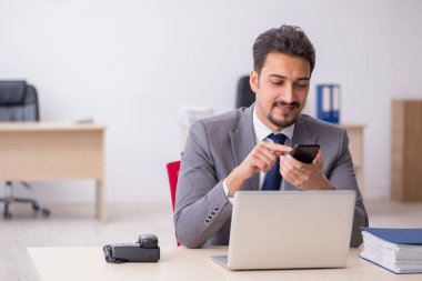 Ofiste çalışan genç bir erkek.