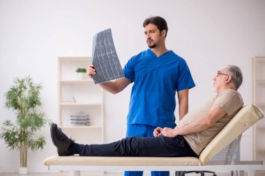 Yaşlı erkek hasta, genç erkek, radikal doktor.