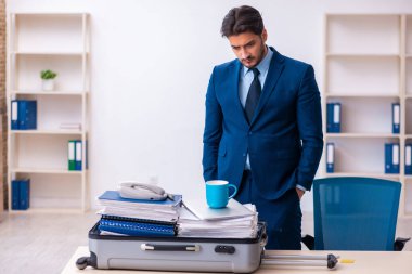 Genç erkek çalışan iş gezisine hazırlanıyor.