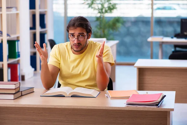 Giovane studente maschio che si prepara per gli esami in classe — Foto Stock