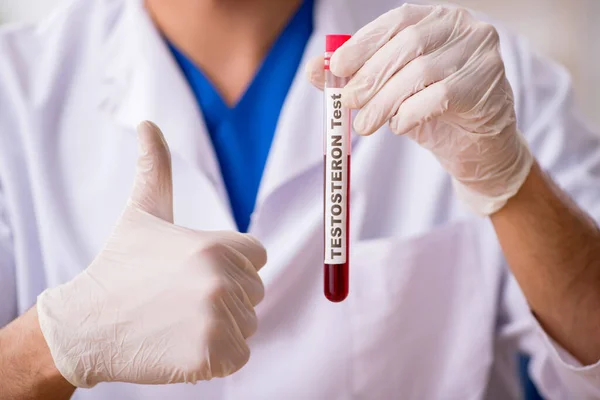 若い男性生化学者の血液サンプルの検査 — ストック写真