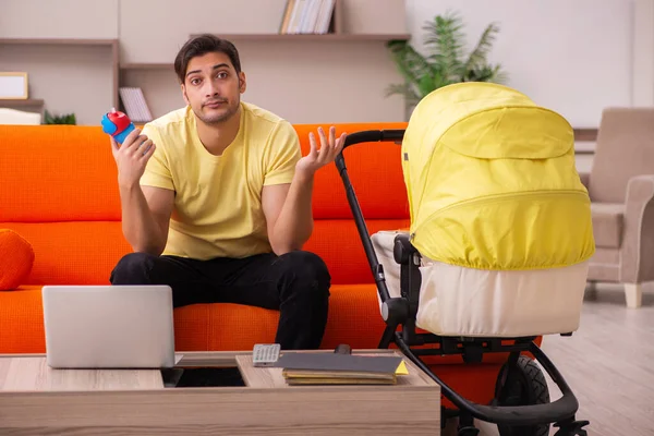 Young man looking after new born at home — Stock Photo, Image