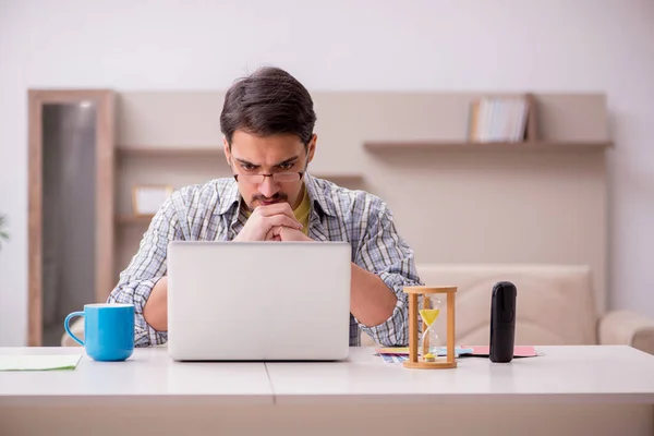 Ung manlig frilansare som arbetar hemifrån — Stockfoto