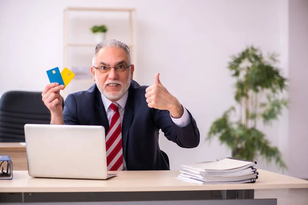 Old businessman employee in ecommerce concept — Stock Photo, Image
