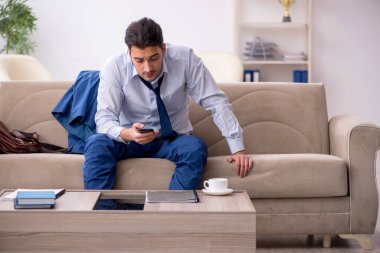 Genç işadamı iş görüşmesini bekliyor.