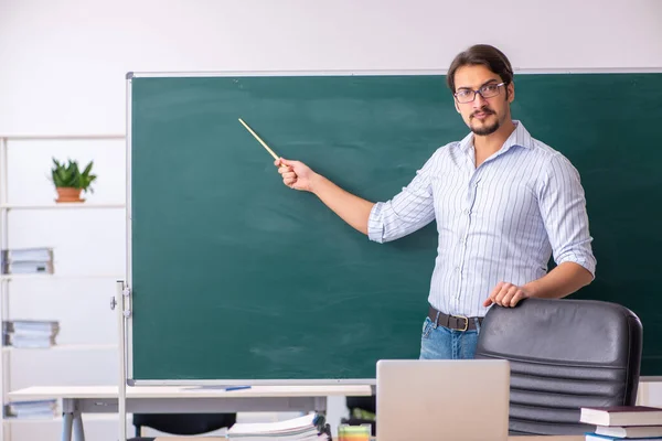 Jovem professor na frente do quadro negro — Fotografia de Stock