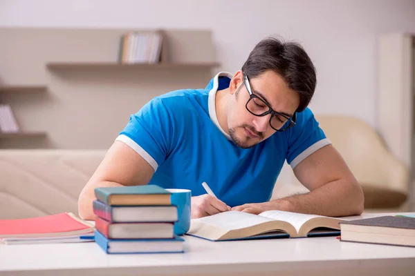 Junge männliche Studenten studieren zu Hause — Stockfoto